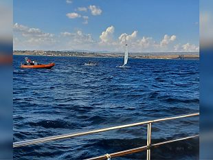 mazara/catamarano-si-capovolge-ed-equipaggio-in-acqua-soccorsi-dalla-guardia-costiera