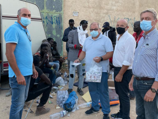 ebat-trapani-insieme-a-sindacati-donano-beni-di-prima-necessita-al-campo-braccia