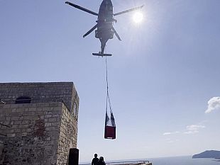 laeronautica-militare-trasporta-un-rostro-punico-presso-lisola-di-marettimo
