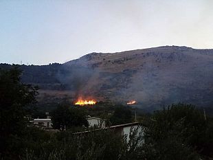 palermo-incendi-in-provincia-di-palermo-minacciate-villette