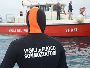 auto-finisce-nelle-acque-del-porto-di-castellammare-salvi-i-due-che-erano-a-bordo