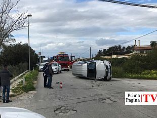 video-mazara-incidente-sulla-ss115-auto-si-ribalta