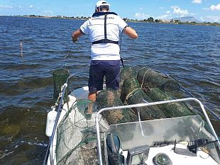 marsala-giro-di-vite-sulla-pesca-illegale-nelle-acque-dello-stagnone-la-guardia-costiera-sequestra-24-nasse