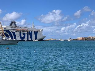 trapani-migranti-si-lanciano-dalla-nave-quarantena