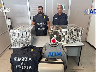 sessantaquattro-chili-di-sigarette-in-valigia-due-stranieri-arrestati-allaeroporto-di-palermo