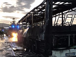 pullman-di-linea-in-fiamme-a-gibellina-resoconto-dei-vigili-del-fuoco