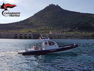 favignana-prende-servizio-alle-egadi-il-nuovo-battello-pneumatico-daltura-cl-400-dei-carabinieri