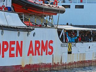 messina-attraccata-al-porto-la-nave-dellong-open-arms-con-122-persone-a-bordo