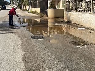il-lettore-segnala-perdita-dacqua-in-via-apollodoro-a-marinella-di-selinunte