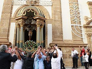 campobello-festa-del-ss-crocifisso-torna-in-processione-la-vara