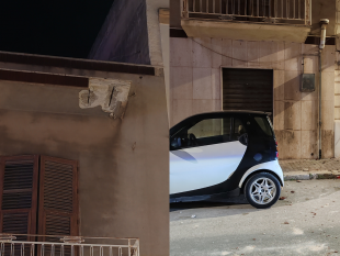 mazara-calcinacci-si-staccano-da-una-pensilina-e-danneggiano-un-automobile