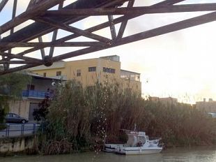 una-grossa-perdita-d-acqua-nella-conduttura-idrica-sul-mazaro-incuria-o-un-innovativo-sistema-di-ricambio-delle-acque-del-fiume