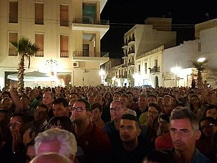 video-mazara-bagno-di-folla-per-i-deputati-m5s-di-maio-e-di-battista-e-per-cancelleri-candidato-alla-presidenza-della-regione
