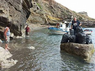 favignana-e-iniziata-la-raccolta-di-marine-litter-lungo-le-coste-di-marettimo