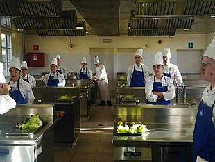 12-studenti-della-sezione-cucina-dell-istituto-alberghiero-di-erice-ad-alma-il-piu-autorevole-centro-di-formazione-della-cucina-italiana-a-livello-internazionale