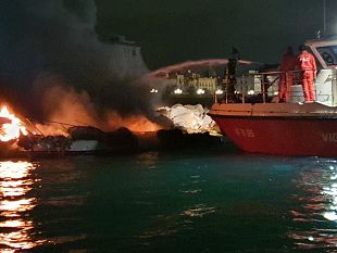 trapani/porto-di-trapani-incendio-di-tre-imbarcazioni-da-diporto