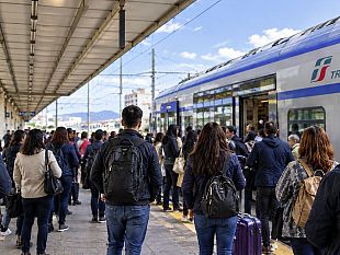 treni-soppressi-e-un-solo-bus-la-protesta-dei-pendolari-sulla-trapani-palermo