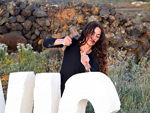 arte-dal-1-luglio-a-marsala-conflitti-e-tensioni-nella-mostra-di-loredana-longo