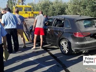 video-mazara-incidente-in-via-del-mare-a-causa-di-un-cane-randagio-si-ribalta-una-audi-a3
