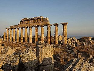 teatri-di-pietra-anteprima-nazionale-la-parabola-degli-anelli-di-gloria-bruni