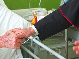 mazara/natale-2024-il-vescovo-giurdanella-celebra-la-santa-messa-negli-ospedali-della-diocesi