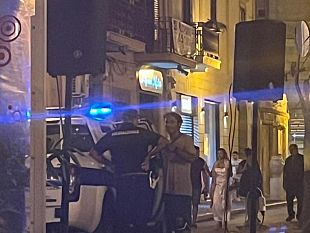 mazara-seppur-in-regola-costretto-a-staccare-la-musica-live-unora-prima-la-rabbia-di-un-imprenditore