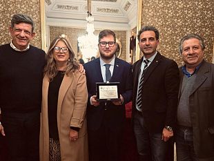manuel-ruggirello-dellistituto-rosina-salvo-di-trapani-trionfa-al-19-premio-di-poesia-san-valentino-a-giarre