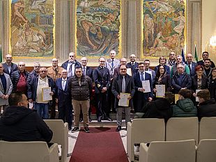 consegnate-le-medaglie-doro-per-lunga-navigazione-ai-marittimi-trapanesi