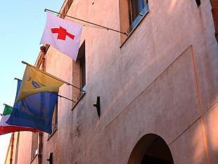al-palazzo-comunale-la-bandiera-della-croce-rossa-italiana
