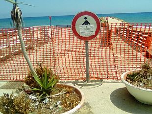 dopo-le-polemiche-e-lincivilta-chiusa-con-reti-di-protezione-la-piazza-a-marinella