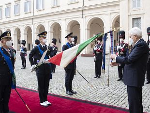 il-capo-dello-stato-decora-la-bandiera-di-guerra-del-37o-stormo