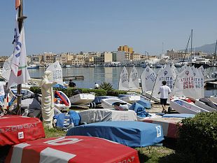 trapani-si-prepara-alle-regate-della-1-selezione-nazionale-optimist-completate-le-operazioni-tecniche