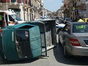 mazara-rocambolesco-incidente-fra-una-apecar-ed-una-mercedes-nel-centro-della-citta