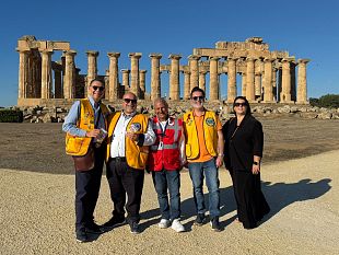 targa-florio-classica-a-selinunte-il-lions-club-castelvetrano-accoglie-gli-equipaggi-con-un-omaggio-del-territorio