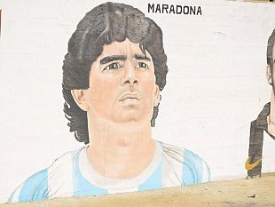 ad10s-lomaggio-del-pietro-cerulli-con-un-murales-dedicato-a-maradona