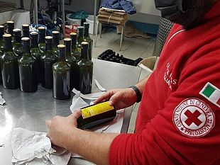 video-a-castelvetrano-la-croce-rossa-raccoglie-e-dona-ai-bisognosi-lolio-dei-sapori-e-dei-sorrisi-2