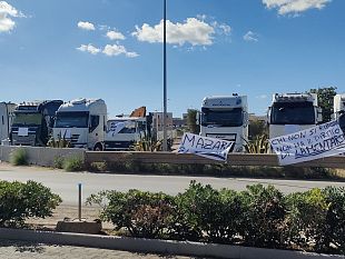mazara-camion-fermi-e-gli-scaffali-cominciano-a-svuotarsi