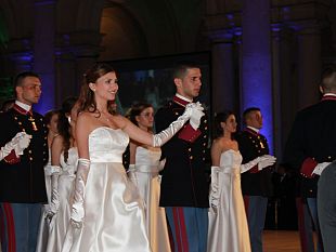 giovane-coppia-di-mazara-del-vallo-allo-storico-ballo-delle-debuttanti-lallievo-ufficiale-giuseppe-bastone-e-luniversitaria-jessica-elefante