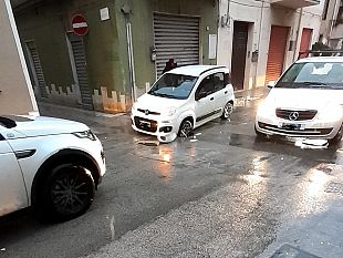 si-apre-una-buca-in-via-pietro-luna-auto-danneggiata