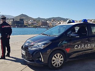 sbarca-sullisola-con-2-panetti-di-hashish-e-marijuana-arrestato