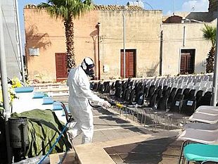 borgata-costiera-inviati-dal-comune-operatori-per-la-disinfestazione-di-piazza-del-popolo