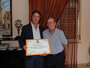 il-sindaco-castiglione-consegna-riconoscimento-al-pasticcere-pino-firreri-che-compie-50-anni-di-attivita