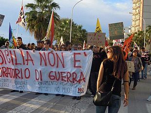 a-marsala-manifestazione-di-protesta-contro-esercitazione-nato-a-birgi