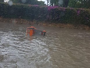 tempesta-a-castelvetrano-bomba-dacqua-a-castelvetrano-alberi-sradicati-e-carrelli-galleggianti