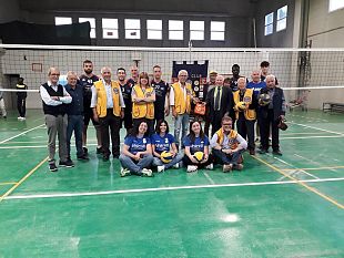 donato-dal-lions-club-un-defibrillatore-alla-si-volley