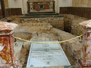 una-punta-di-sal-i-vescovi-di-mazara-e-una-cappella-in-disordine