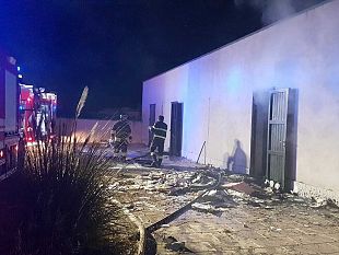 in-fiamme-edificio-ove-un-archivio-cartaceo-del-comune-in-zona-miragliano