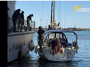 blitz-della-guardia-di-finanza-in-mare-scoperta-barca-a-vela-usata-per-il-trasporto-illecito-di-migranti