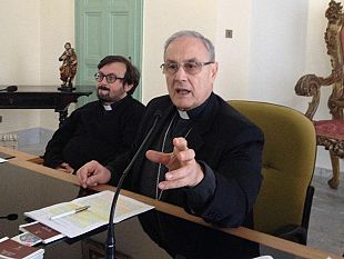 video-il-vescovo-mogavero-incontra-i-giornalisti-e-risponde-alle-loro-domande