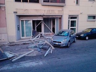 marsala-ancora-in-azione-la-banda-dellescavatore-sradicato-bancomat-in-c-da-terrenove-bambina